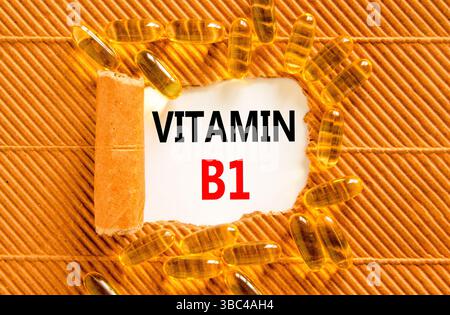 Vitamin B1-Symbol. Konzeptworte Vitamin B1 auf wunderschönem Weißbuch. Gelbe Tabletten. Schöner brauner Hintergrund. Medizinische gesunde Lebensweise Vita Stockfoto