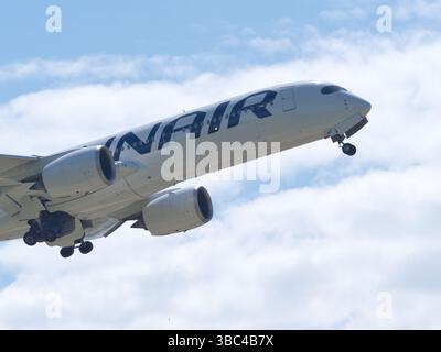 Finnair Airbus A350 startet – Luftfahrt über Süddeutschland Stockfoto