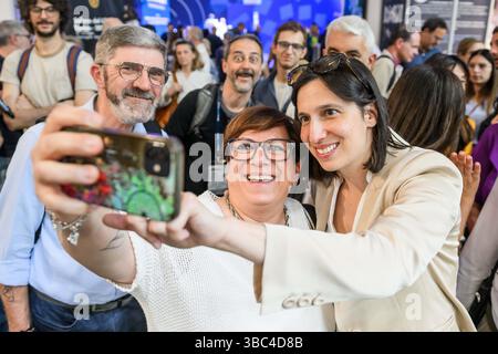 Torino, Italien. Mai 2025. Elly Schlein durante la 37a edizione del Salone Internazionale del Libro a Torino, Italia - Cronaca - domenica 18 maggio 2025 - ( Foto Nicolo Campo/LaPresse ) Elly Schlein während der 37. Ausgabe der Internationalen Buchmesse in Turin, Italien - Sonntag, 18. Mai 2025 - Nachrichten - ( Foto Nicolo Campo/LaPresse ) Credit: LaPresse/Alamy Live News Stockfoto