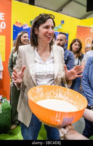 Torino, Italien. Mai 2025. Elly Schlein durante la 37a edizione del Salone Internazionale del Libro a Torino, Italia - Cronaca - domenica 18 maggio 2025 - ( Foto Nicolo Campo/LaPresse ) Elly Schlein während der 37. Ausgabe der Internationalen Buchmesse in Turin, Italien - Sonntag, 18. Mai 2025 - Nachrichten - ( Foto Nicolo Campo/LaPresse ) Credit: LaPresse/Alamy Live News Stockfoto