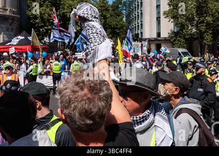 London, Großbritannien. Mai 2025. Pro-palästinensische Demonstranten geben während einer Demonstration zum 77. Jahrestag der Nakba einen kleinen Gegenprotest ab. Der Nakba-Tag am 15. Mai erinnert an die Massenvertreibung und Enteignung einer Mehrheit des palästinensischen Volkes und die Zerstörung der palästinensischen Gesellschaft im Jahr 1948. Quelle: Mark Kerrison/Alamy Live News Stockfoto