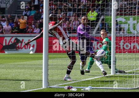 LONDON, Großbritannien - 18. Mai 2025: Yoane Wissa aus Brentford erzielt im Premier League-Spiel zwischen Brentford FC und Fulham FC im Gtech Community Stadium das zweite Tor seiner Mannschaft (Foto: Craig Mercer/ Alamy Live News) Stockfoto