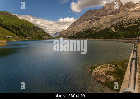 Atemberaubende Dolomiten: Majestätische Gipfel, zeitlose Felsen und unberührte Natur unter strahlendem Alpenhimmel. Stockfoto