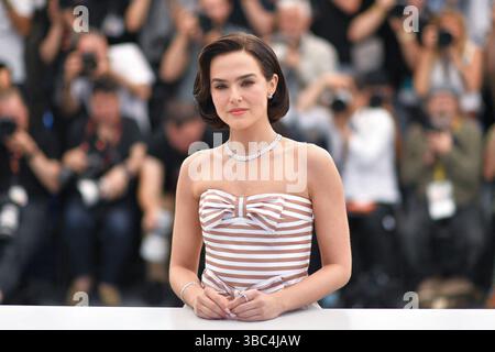 Zoey Deutch nahm am 18. Mai 2025 am Nouvelle Vague (New Wave) Photocall im Rahmen der 78. Filmfestspiele von Cannes Teil. Foto: Aurore Marechal/ABACAPRESS.COM Stockfoto