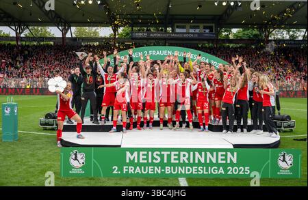 18. Mai 2025, Berlin: Fußball, Frauen, 2. Bundesliga, 1. FC Union Berlin - FSV Gütersloh 2009 im Stadion an der Alten Försterei: Lisa Heiseler aus 1. Der FC Union Berlin (l.) hebt die Trophäe hoch und jubelt mit ihrem Team, als die Frauen der Union die Siegerin der 2. Bundesliga werden. Foto: Matthias Koch/dpa - WICHTIGER HINWEIS: Gemäß den Vorschriften der DFL Deutschen Fußball-Liga und des DFB Deutschen Fußball-Bundes ist es verboten, im Stadion und/oder im Spiel aufgenommene Fotografien in Form von sequenziellen Bildern und/oder videoähnlichen Fotoserien zu verwenden oder zu verwenden Stockfoto