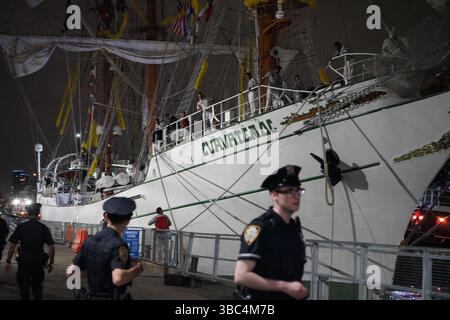New York, Usa. Mai 2025. Polizeibeamte der NYPD umzingeln ein mexikanisches Großschiff, nachdem es am Samstag, den 17. Mai 2025, in New York City auf die Brooklyn Bridge getroffen hatte. Ein Segelschiff der mexikanischen Marine auf einer globalen Goodwill-Tour schlug die Brooklyn Bridge ein, riss ihre drei Masten und tötete zwei Besatzungsmitglieder. Foto: Dean Moses/UPI Credit: UPI/Alamy Live News Stockfoto