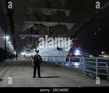 New York, Usa. Mai 2025. Polizeibeamte der NYPD umzingeln ein mexikanisches Großschiff, nachdem es am Samstag, den 17. Mai 2025, in New York City auf die Brooklyn Bridge getroffen hatte. Ein Segelschiff der mexikanischen Marine auf einer globalen Goodwill-Tour schlug die Brooklyn Bridge ein, riss ihre drei Masten und tötete zwei Besatzungsmitglieder. Foto: Dean Moses/UPI Credit: UPI/Alamy Live News Stockfoto