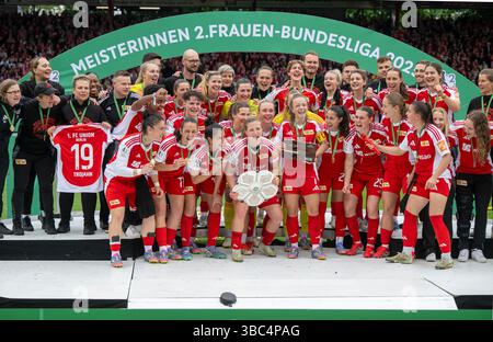 18. Mai 2025, Berlin: Fußball, Frauen, 2. Bundesliga, 1. FC Union Berlin - FSV Gütersloh 2009 im Stadion an der Alten Försterei: Dina Orschmann von 1. Der FC Union Berlin (M) hält die Meisterschafttrophäe in ihren Händen und jubelt gemeinsam mit ihrem Team bei der Preisverleihung für die Union-Frauen als Champions der 2. Bundesliga. Foto: Matthias Koch/dpa - WICHTIGER HINWEIS: Gemäß den Vorschriften der DFL Deutschen Fußball-Liga und des DFB Deutschen Fußball-Bundes ist es verboten, im Stadion und/oder des Spiels aufgenommene Fotografien in Form von Seque zu verwenden oder zu verwenden Stockfoto