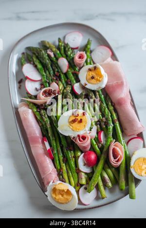 Grüner Spargel, eingewickelt in parmaschinken Stockfoto
