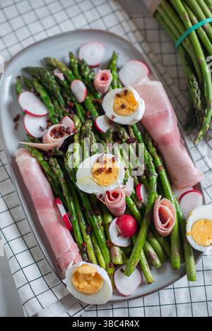 Grüner Spargel, eingewickelt in parmaschinken Stockfoto