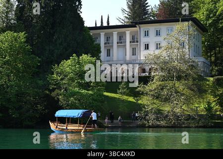 Bleder See, Bleder, Slowenien - 1. Mai 2025: Pletna-Boot mit Bootsmann und Seebad Stockfoto