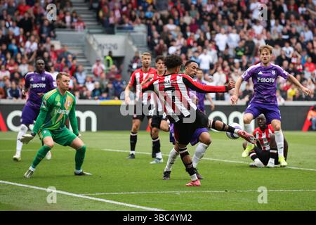 LONDON, Großbritannien - 18. Mai 2025: Kevin Schade of Brentford schießt während des Premier League-Spiels zwischen Brentford FC und Fulham FC im Gtech Community Stadium (Quelle: Craig Mercer/Alamy Live News) Stockfoto