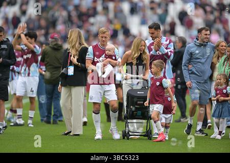 London, Großbritannien. Mai 2025. West Ham Spieler und Familien nach dem Spiel West Ham gegen Nottingham Forest, Premier League im London Stadium Stratford. Dieses Bild ist NUR für REDAKTIONELLE ZWECKE bestimmt. Für jede andere Verwendung ist eine Lizenz von Football DataCo erforderlich. Quelle: MARTIN DALTON/Alamy Live News Stockfoto