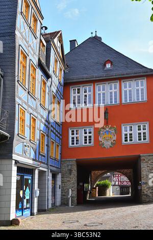 Fachwerkhäuser und die Stadtbibliothek in Idstein. Die charmante mittelalterliche Stadt in Hessen ist berühmt für ihre farbenfrohe Fachwerkarchitektur Stockfoto