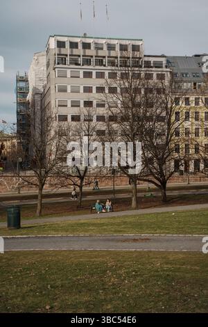 Oslo, Norwegen - 13. April 2024: Malerische Ausblicke auf die Festung Akershus in Oslo, Norwegen, mit mittelalterlicher Architektur, Wanderwegen und grünen öffentlichen Bereichen aro Stockfoto