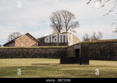 Oslo, Norwegen - 13. April 2024: Malerische Ausblicke auf die Festung Akershus in Oslo, Norwegen, mit mittelalterlicher Architektur, Wanderwegen und grünen öffentlichen Bereichen aro Stockfoto