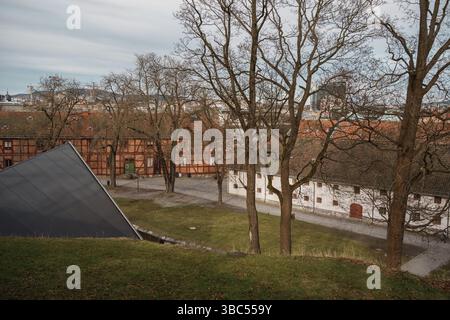 Oslo, Norwegen - 13. April 2024: Malerische Ausblicke auf die Festung Akershus in Oslo, Norwegen, mit mittelalterlicher Architektur, Wanderwegen und grünen öffentlichen Bereichen aro Stockfoto