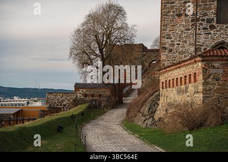 Oslo, Norwegen - 13. April 2024: Malerische Ausblicke auf die Festung Akershus in Oslo, Norwegen, mit mittelalterlicher Architektur, Wanderwegen und grünen öffentlichen Bereichen aro Stockfoto