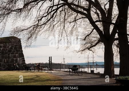 Oslo, Norwegen - 13. April 2024: Malerische Ausblicke auf die Festung Akershus in Oslo, Norwegen, mit mittelalterlicher Architektur, Wanderwegen und grünen öffentlichen Bereichen aro Stockfoto