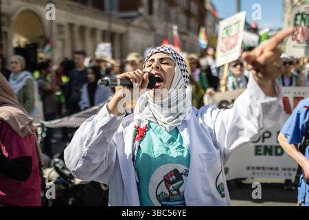 London, Großbritannien – 17. Mai 2025: Massive Menschenmassen nehmen an einem pro-palästinensischen solidaritätsmarsch durch die Londoner Innenstadt Teil. Stockfoto