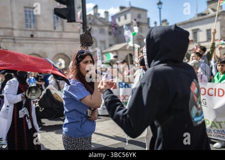 London, Großbritannien – 17. Mai 2025: Massive Menschenmassen nehmen an einem pro-palästinensischen solidaritätsmarsch durch die Londoner Innenstadt Teil. Stockfoto