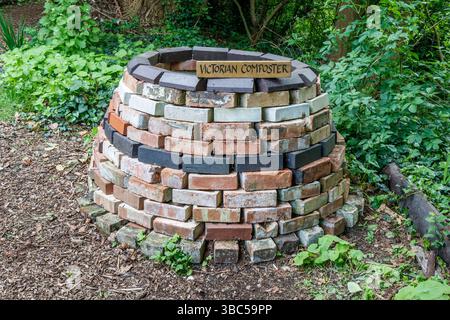 Ein traditioneller viktorianischer Komponisten im Ziegelbau im Olden Community Garden, Islington, London, Großbritannien Stockfoto
