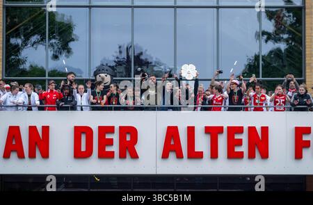 18. Mai 2025, Berlin: Fußball, Frauen, 2. Bundesliga, 1. FC Union Berlin - FSV Gütersloh 2009 im Stadion an der Alten Försterei: Spielerin Lisa Heisele (Mitte), weitere Spieler aus 1. Der FC Union Berlin und Christian Arbeit (Mitte), Geschäftsführer Kommunikation, stehen auf dem Balkon bei der gemeinsamen Saisonabschlussparty der Frauen- und Herren-Bundesliga-Teams. Foto: Matthias Koch/dpa - WICHTIGER HINWEIS: Gemäß den Vorschriften der DFL Deutschen Fußball-Liga und des DFB Deutschen Fußball-Bundes ist es verboten, im Stadion und/oder aufgenommene Fotografien zu verwenden oder zu verwenden Stockfoto