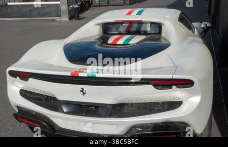 Rückansicht des weißen Sportwagens Ferrari 488 Pista mit italienischem Streifendesign. Kopenhagen, Dänemark - 15. Mai 2025. Stockfoto