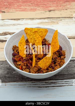 Schüssel Chili con Carne mit Tortilla-Chips Stockfoto