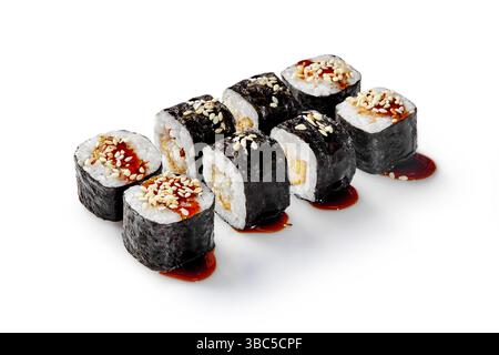 Köstliche Sushi-Brötchen mit Aal und Sesamsamen mit Unagi-Sauce auf weißem Hintergrund Stockfoto
