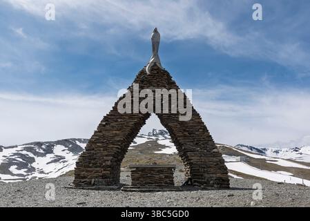 Monumento a la virgen de las nieves en Sierra Nevada, España Stockfoto