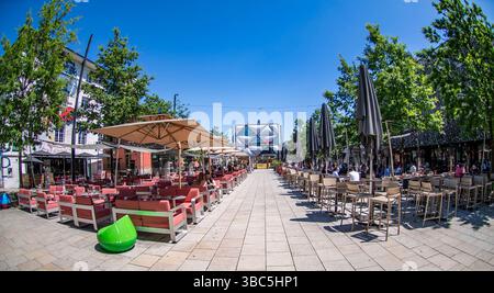 Lausanne, Waadt, Schweiz. Mai 2025. Chexbres Schweiz, 18.05.2025: Zwei Säulen rosa Stühle in der Mitte des Flon-Viertels von Lausanne, der Olympischen Hauptstadt. (Kreditbild: © Eric Dubost/ZUMA Press Wire) NUR REDAKTIONELLE VERWENDUNG! Nicht für kommerzielle ZWECKE! Stockfoto