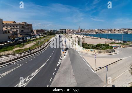 Stadtblick auf Syrakus mit Promenade und breiter Straße Stockfoto