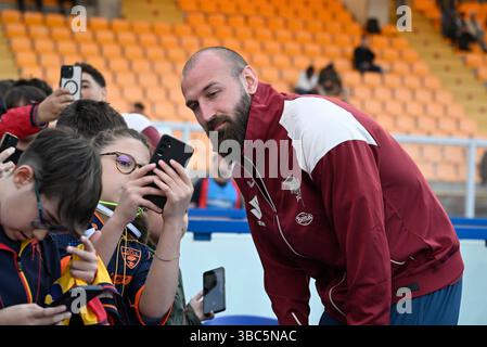 Lecce, Italien. Mai 2025. Inspektion des Torino-Feldes während des Fußballspiels der Serie A Enilive zwischen US Lecce und Turin FC im Via del Mare Stadium in Lecce, Italien, am 18. Mai 2025. (Foto Fabrizio Corradetti/LaPresse) Credit: LaPresse/Alamy Live News Stockfoto