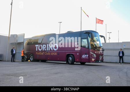 Lecce, Italien. Mai 2025. Torino kommt während des Fußballspiels der Serie A Enilive zwischen US Lecce und Turin FC im Via del Mare Stadium in Lecce, Italien, am 18. Mai 2025 ins Stadion. (Foto Fabrizio Corradetti/LaPresse) Credit: LaPresse/Alamy Live News Stockfoto