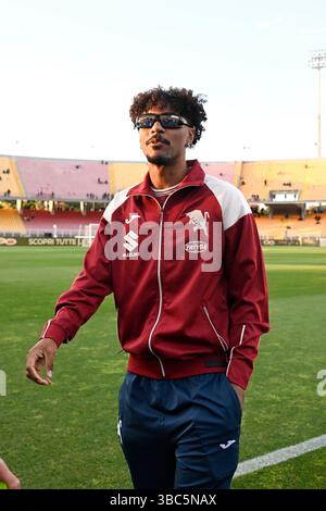 Lecce, Italien. Mai 2025. Inspektion des Torino-Feldes während des Fußballspiels der Serie A Enilive zwischen US Lecce und Turin FC im Via del Mare Stadium in Lecce, Italien, am 18. Mai 2025. (Foto Fabrizio Corradetti/LaPresse) Credit: LaPresse/Alamy Live News Stockfoto