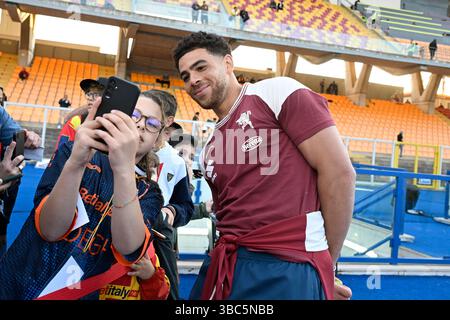 Lecce, Italien. Mai 2025. Inspektion des Torino-Feldes während des Fußballspiels der Serie A Enilive zwischen US Lecce und Turin FC im Via del Mare Stadium in Lecce, Italien, am 18. Mai 2025. (Foto Fabrizio Corradetti/LaPresse) Credit: LaPresse/Alamy Live News Stockfoto