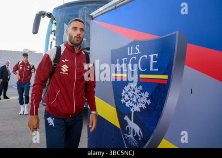 Lecce, Italien. Mai 2025. Torino kommt während des Fußballspiels der Serie A Enilive zwischen US Lecce und Turin FC im Via del Mare Stadium in Lecce, Italien, am 18. Mai 2025 ins Stadion. (Foto Fabrizio Corradetti/LaPresse) Credit: LaPresse/Alamy Live News Stockfoto