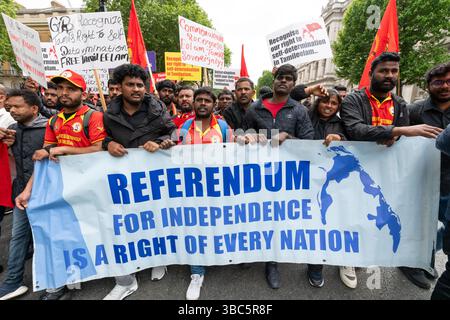 London, Großbritannien. 18. Mai 2025. Tausende von Tamilen marschierten in Whitehall, um den Jahrestag des Mullivaikkal-Völkermordes zu gedenken, auch bekannt als Mullivaikkal-Tag. Die ergreifende Versammlung diente als machtvolle Erinnerung an die tragischen Ereignisse im Mai 2009 und unterstrich die anhaltenden rufe nach Gerechtigkeit und die Anerkennung der Selbstbestimmung von Eelam Tamil. Die hohe Beteiligung verdeutlichte die unerschütterliche Forderung der tamilischen Gemeinschaft nach Rechenschaftspflicht und Anerkennung der Gräueltaten, die sie erlitten haben. Anrede: Andrea Domeniconi/Alamy Live News Stockfoto