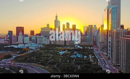 Chicago Illinois 17.10.2024. Chicago Skyline mit Sonnenaufgang über Millennium Park. Blick aus der Vogelperspektive auf die Skyline von Chicagos bei Sonnenaufgang. Stockfoto
