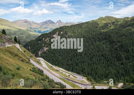 Vogelperspektive auf die Haarnadeln der kurvigen Straße zum Timmelsjoch Stockfoto