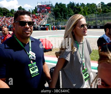 Imola, Italien. Mai 2025. Ronaldo Luis Nazario de Lima (BRA) und seine Frau Celina Locks, 1 Grand Prix von Emilia-Romagna beim Autodromo Internazionale Enzo e Dino Ferrari am 18. Mai 2025 in Imola, Italien. (Foto von HOCH ZWEI) Credit: dpa/Alamy Live News Stockfoto