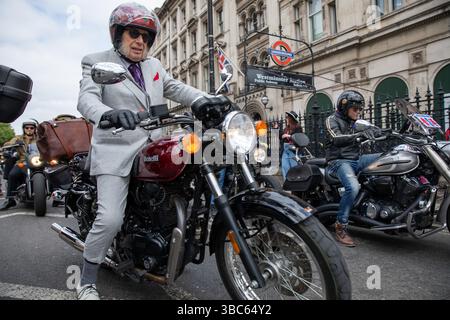 London, Großbritannien. Mai 2025. Ausgezeichnete Herren fahren mit ihren Motorrädern durch den Parliament Square in Westminister. Hunderte von Motorradfahrern nehmen an der jährlichen Distinguished Gentlemen's Bike Ride Teil. Biker aus der ganzen Welt fahren durch London, um Gelder und Bewusstsein für Prostatakrebs und die psychische Gesundheit der Männer zu sammeln. Quelle: SOPA Images Limited/Alamy Live News Stockfoto