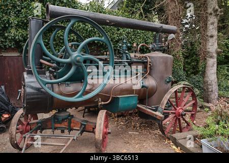 Historische tragbare Dampfmaschine von Merlin aus Vierzon, Frankreich, mit großem Schwungrad und Speichenrädern, im Freien ausgestellt. Stockfoto