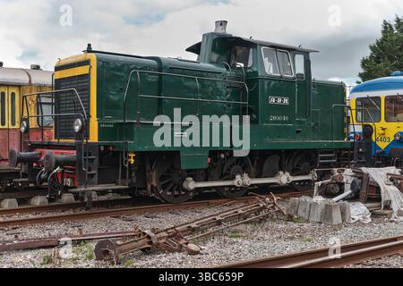 Alte Industriedodiesellokomotive 8040 mit grüner und gelber Farbe und rostigen Details im Eisenbahnmuseum Maldegem in Belgien, die an vin erinnern Stockfoto
