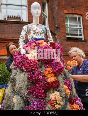 London, Großbritannien. Mai 2025. Chelsea in Bloom, die farbenfrohe Blumenausstellung und Londons größtes, frei zugängliches Blumenfest zu seinem 20. Jubiläum, das die Straßen von Chelsea bis zum 25. Mai mit wunderschönen Ausstellungen verwandelt. Das diesjährige Thema lautet „Blumen in der Mode“. Quelle: Imageplotter/Alamy Live News Stockfoto