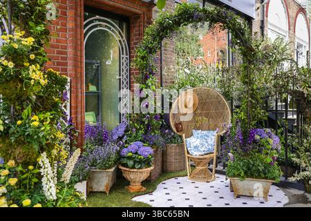 London, Großbritannien. Mai 2025. Chelsea in Bloom, die farbenfrohe Blumenausstellung und Londons größtes, frei zugängliches Blumenfest zu seinem 20. Jubiläum, das die Straßen von Chelsea bis zum 25. Mai mit wunderschönen Ausstellungen verwandelt. Das diesjährige Thema lautet „Blumen in der Mode“. Quelle: Imageplotter/Alamy Live News Stockfoto