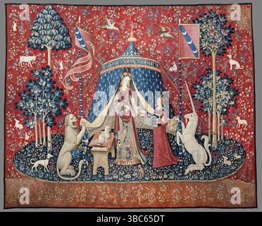 Die Dame und das Einhorn (französisch La Dame à la licorne) ist der moderne Titel einer Serie von sechs Wandteppichen, die im Stil von Mille-fleurs („tausend Blumen“) hergestellt und in Flandern aus Wolle und Seide gewebt wurden, nach Entwürfen („Cartoons“), die um 1500 in Paris gezeichnet wurden.[1] das Set ist im Musée de Cluny in Paris ausgestellt. - Die Dame und das Einhorn: à MON seul désir (Musée national du Moyen Âge, Paris) Stockfoto