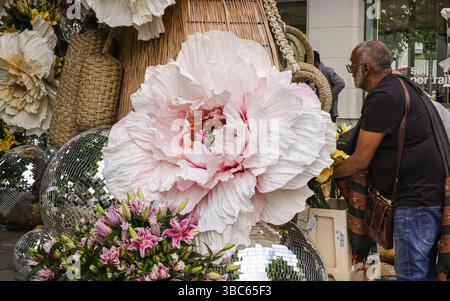 London, Großbritannien. Mai 2025. Chelsea in Bloom, die farbenfrohe Blumenausstellung und Londons größtes, frei zugängliches Blumenfest zu seinem 20. Jubiläum, das die Straßen von Chelsea bis zum 25. Mai mit wunderschönen Ausstellungen verwandelt. Das diesjährige Thema lautet „Blumen in der Mode“. Quelle: Imageplotter/Alamy Live News Stockfoto