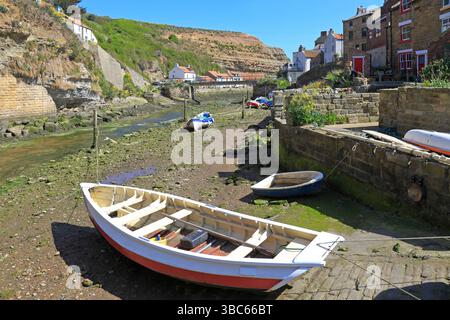 Fischerboote liegen in Staithes Beck bei Ebbe, Staithes, North Yorkshire, North York Moors National Park, England, Großbritannien. Stockfoto